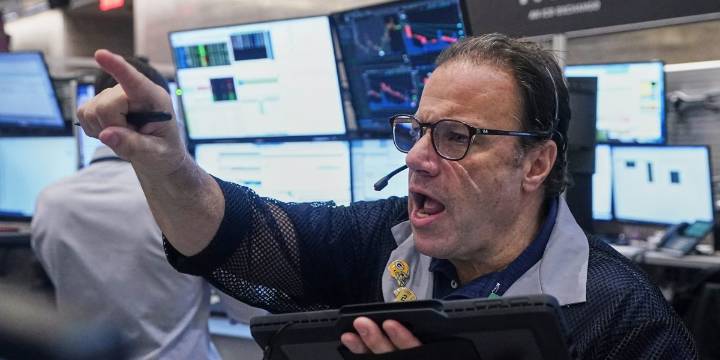 AI stocks at center of stormy day on Wall Street, erasing sharp 1.3% drop