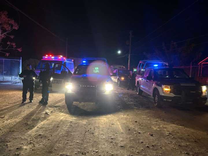 Grupo armado con uniforme de policía levanta a 2 hermanos