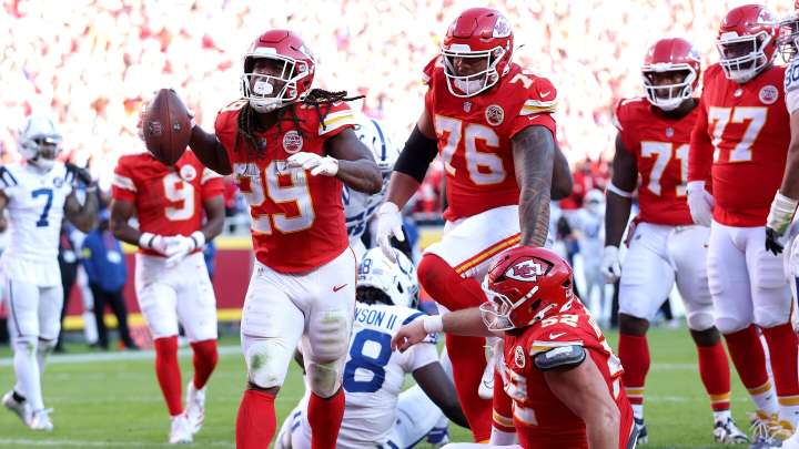 Chiefs complete comeback in OT, defeat Colts 23