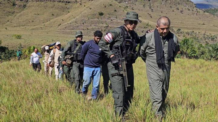 Venezuela capturó a dos personas en narcoavioneta que “invadió el espacio aéreo” al aterrizar de emergencia