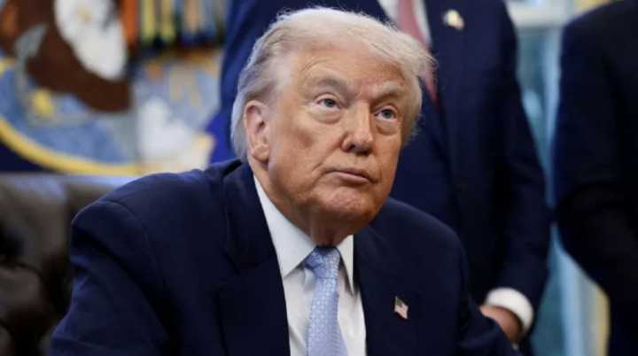 Reloj rolex y lingote de oro en el escritorio de Trump levantan sospechas tras reducción de aranceles a Suiza