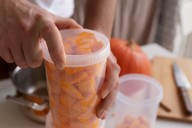 Almacenar, calentar y consumir alimentos en recipientes de plástico está asociado con una peor salud mental en los colombianos