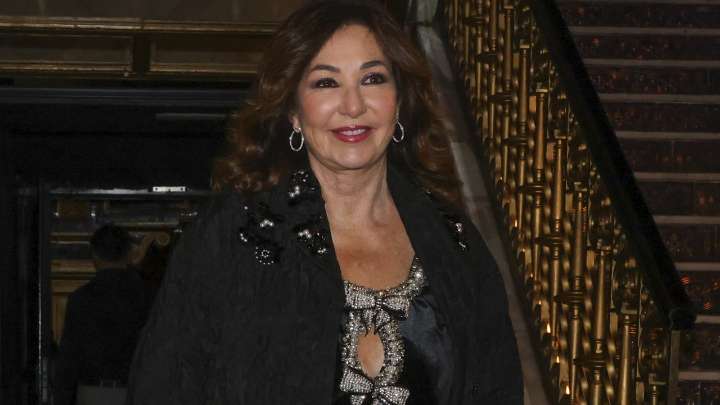 Ana Rosa Quintana rompe esquemas con el minivestido de terciopelo negro de 475 euros que rejuvenece al instante