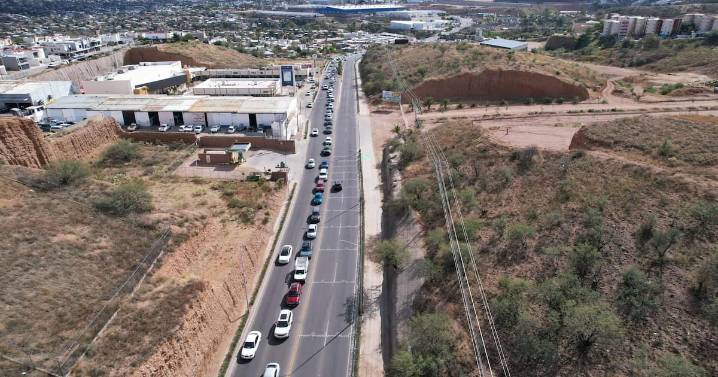 Congestionan garitas de Nogales para ingresar a EEUU en el último día de descanso por puente laboral