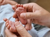 A contrarreloj, un juez le salvó la vida a un bebé luego de autorizar una cirugía que rechazaban sus padres testigos de Jehová