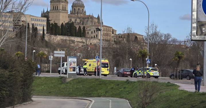 Una mujer herida en un accidente entre dos turismos en la glorieta de la Charrería
