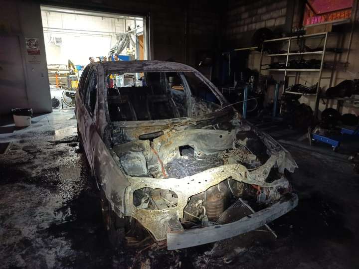 Un incendio calcina un coche, afecta a otro y a útiles del taller de automoción del Centro de FP Pico Frentes de Soria