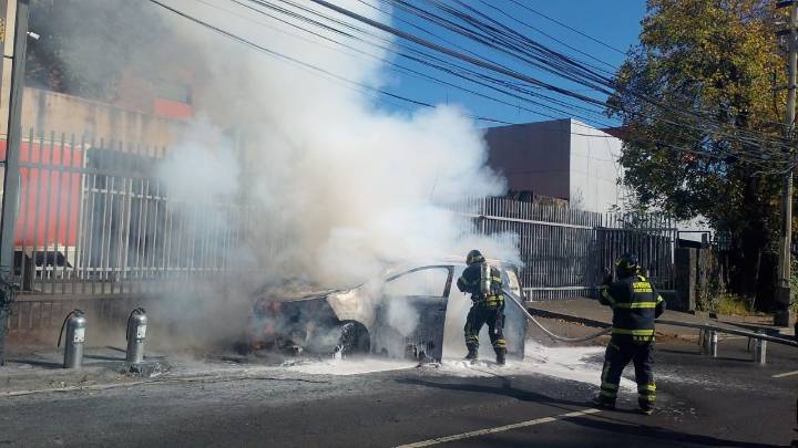 Vehículo se incendia en Periférico y Constituyentes y provoca cortes a la circulación en Paseo de la Reforma