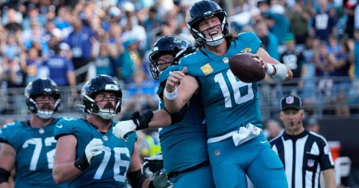 Jaguars rebound from historic loss with a dominant 35