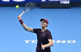 Sinner clasifica a semifinales tras vencer a Zverev en Turín