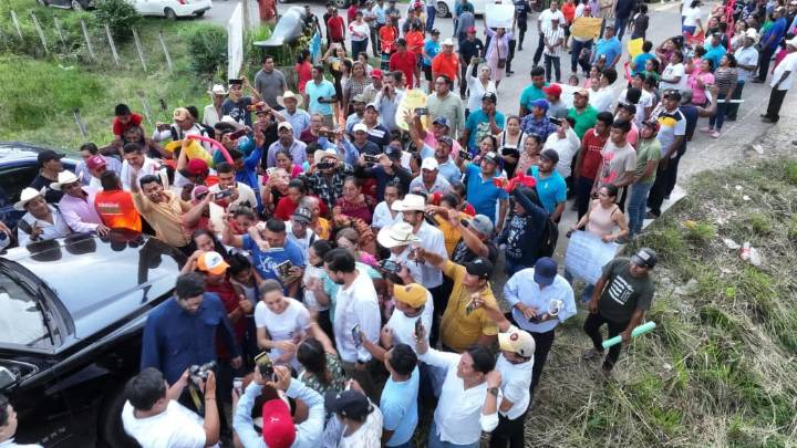 Parada sorpresa: Sheinbaum saluda a cientos de jonutectos rurales