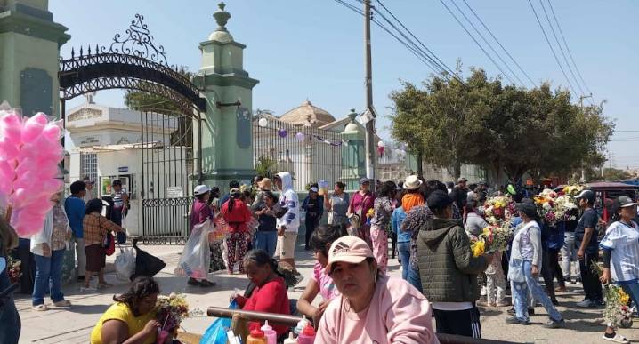 Chiclayo: familias acuden al Cementerio El Carmen por Día de Todos los Santos