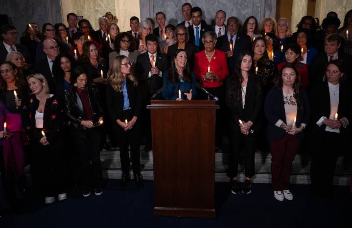 La ley que libera los papeles de Epstein contiene excepciones que preocupan a las víctimas