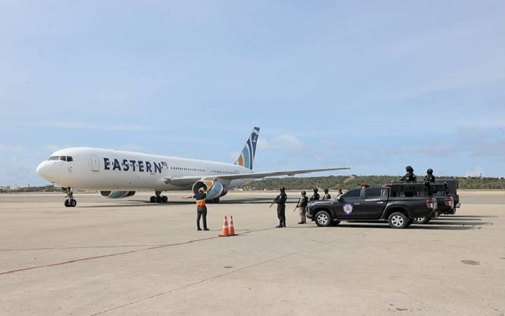 “Nos golpearon por pedir comida": Venezolano deportado relata agresiones sufridas durante detención en EE.UU. (+Fotos) 5 de noviembre de 2025 | País Así lo denunció uno de los migrantes repatriados es