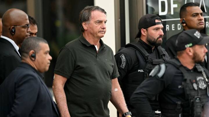 El expresidente brasileño Jair Bolsonaro, que se encontraba en prisión domiciliaria, fue enviado a una cárcel por "riesgo de fuga"