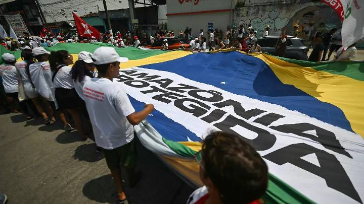 Miles de manifestantes toman calles de Belém, en Brasil, para “presionar” a negociadores de la COP30