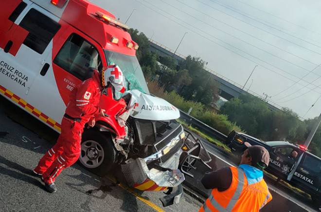 Ambulancia de la Cruz Roja choca en el Circuito Exterior Mexiquense