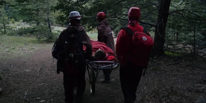 Rescataron a un andinista en el volcán Lanín tras caer en una zona de hielo y precipicios