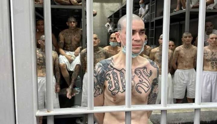 Los venezolanos enviados por EEUU a la cárcel de Bukele denuncian torturas, revela HRW