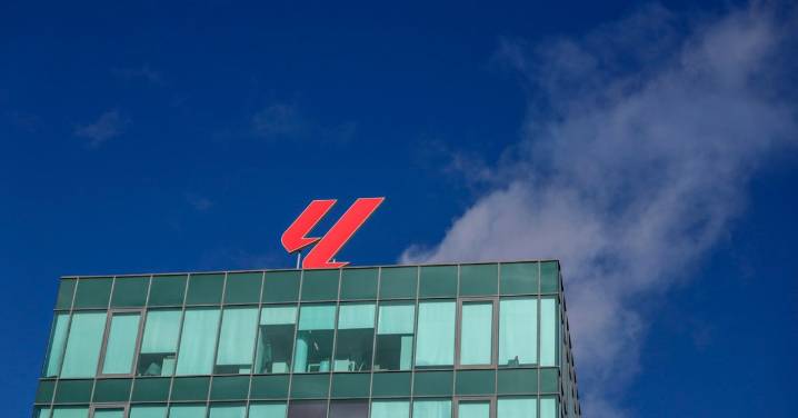 Renuevan Telefónica y DAZN hasta 2032 y LaLiga superará los 6.135 millones de ingresos