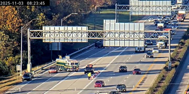 Crash reported on I-64E at Blankenbaker Parkway
