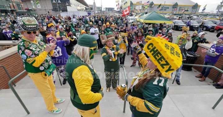 Green Bay Packers honor U.S. Navy Lieutenant Commander Ryan Peter for 'Operation Fan Mail'