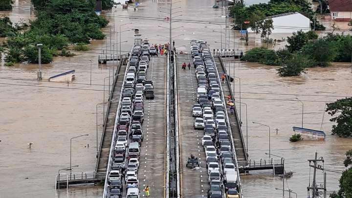 Southern Thailand floods kill 13, leave thousands stranded