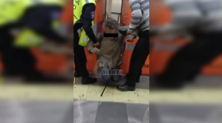 Hombre de 70 años cae a las vías del Metro; policías lo rescatan tras quedar entre dos vagones