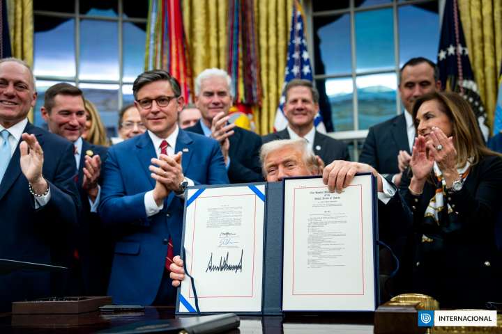 EEUU reabre su Gobierno 43 días después y pone fin al cierre más largo de la historia