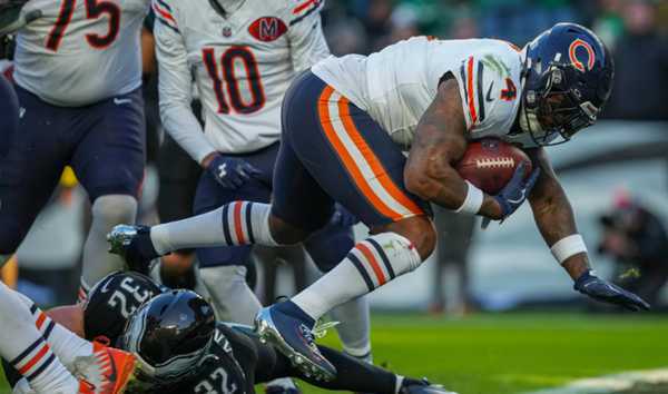Bears win 5th straight by running over Eagles 24