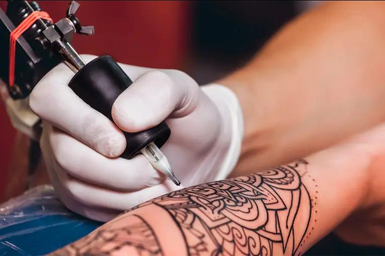 Se comprobó que la tinta de tatuajes altera el sistema inmune y reduce la eficacia de vacunas