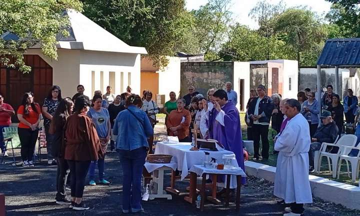 Se celebraron convocantes misas por el Día de los Fieles Difuntos en el cementerio La Piedad