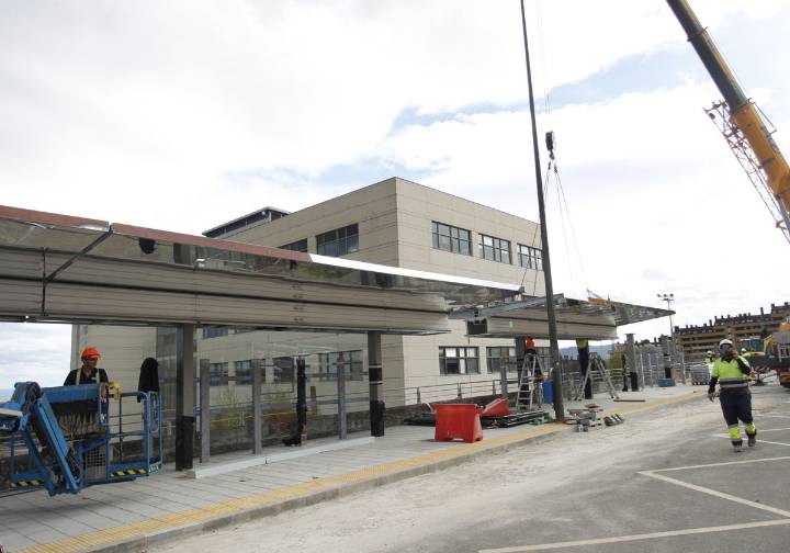 Las nuevas marquesinas del intercambiador de El Cristo cogen forma