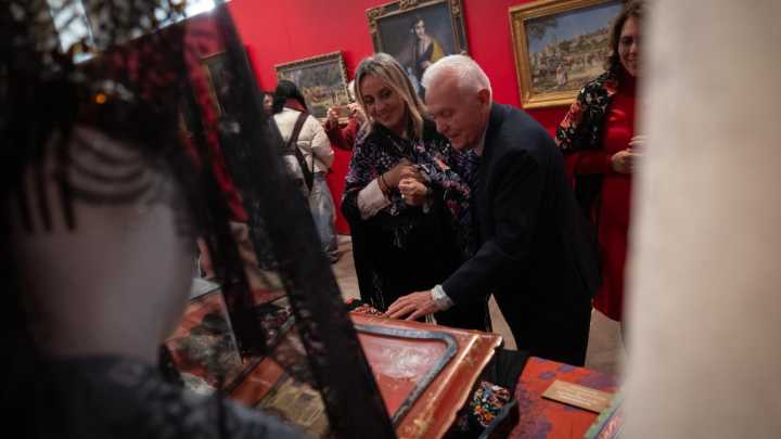 Una exposición homenajea al arte eterno del mantón y la mantilla en el Hospital San Juan de Dios de Granada