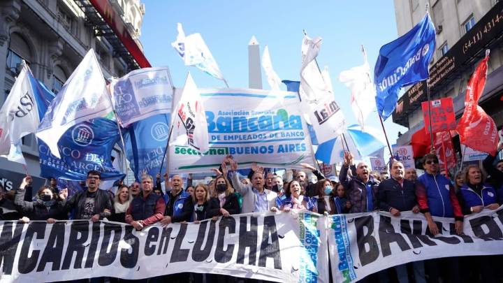 Los bancarios acordaron un nuevo aumento: a cuánto llega el sueldo inicial