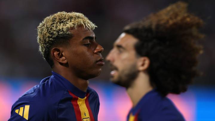 Cucurella sale en defensa de Lamine Yamal