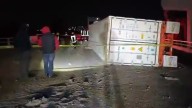 Tráiler que Transportaba Flores Vuelca en Carretera de Tlaxcala; Hay un Muerto