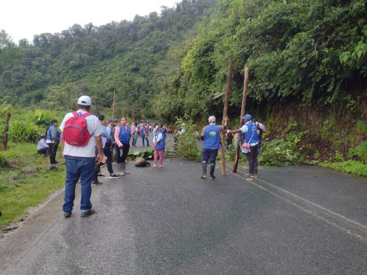 Vía Tumaco-Pasto continúa bloqueada por protesta de comunidades indígenas