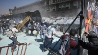 Manifestantes golpean brutalmente a un policía cerca del Palacio Nacional de México