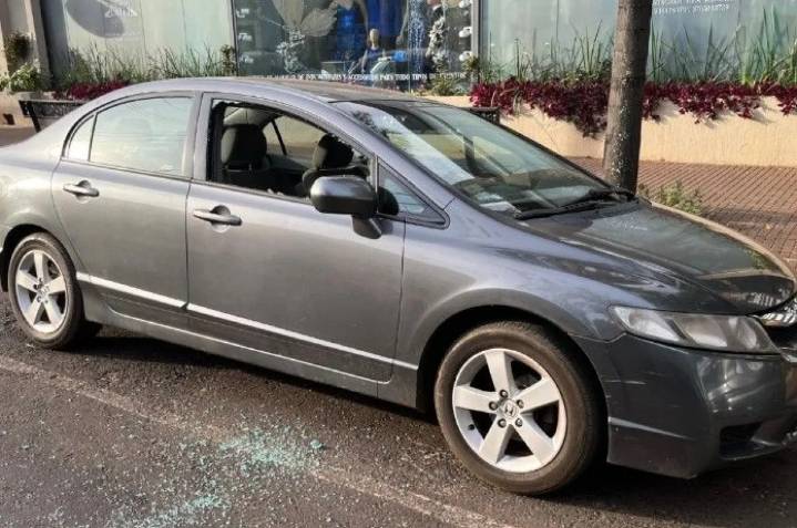 Dejaron a un bebé encerrado en el auto y tuvieron que romper la ventanilla para rescatarlo