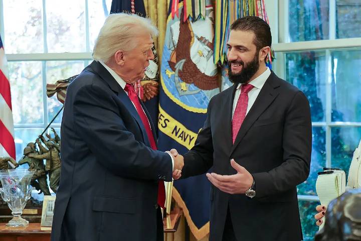 Trump recibe en la Casa Blanca en un encuentro de perfil bajo al presidente sirio, un ex comandante de Al Qaeda