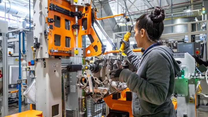 La producción industrial cayó 0,7% interanual en septiembre, según el INDEC