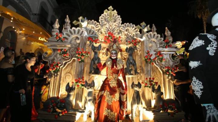 Color y tradición iluminan el Centro Histórico en la Callejoneada de Día de Muertos