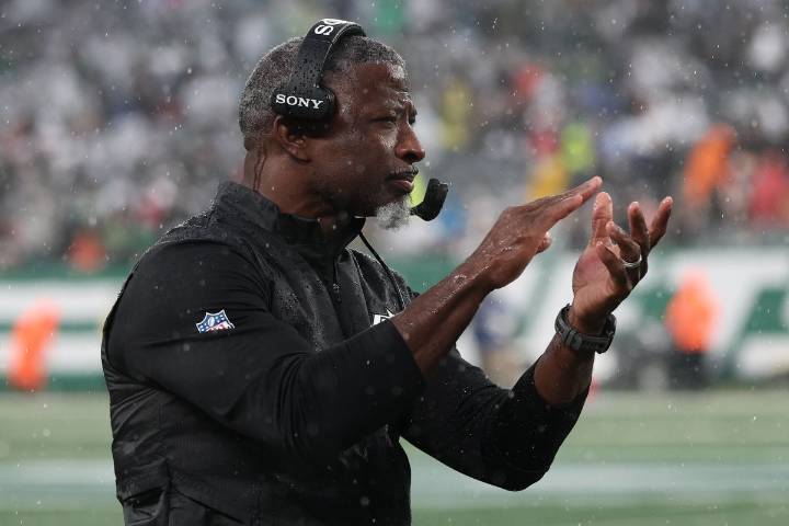 Rob Gronkowski Names $275M Justin Fields Replacement as Jets Coach Refuses QB Decision