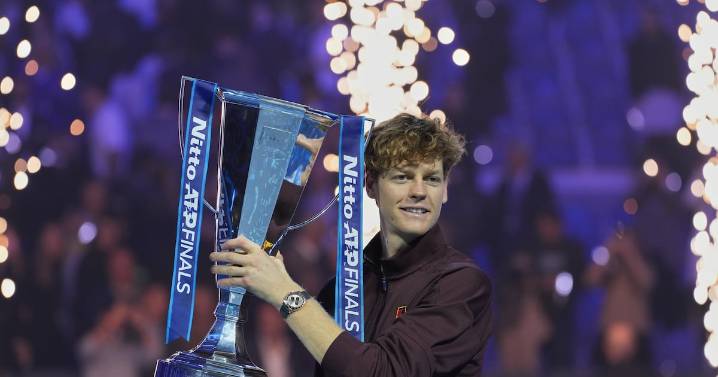 Jannik Sinner vence a Carlos Alcaraz y se convierte en bicampeón de las ATP Finals