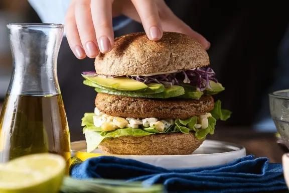 Frustran apertura de un local de albóndigas suecas y hamburguesas alemanas: deberán pagar los daños ocasionados