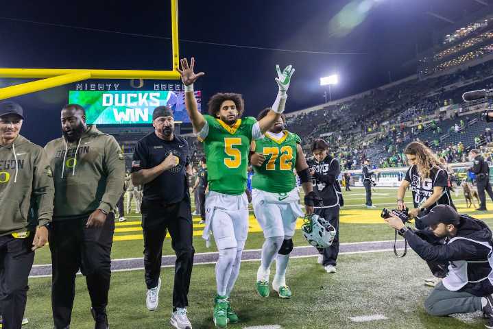 Oregon passing game erupts as Moore sets completion record against Minnesota