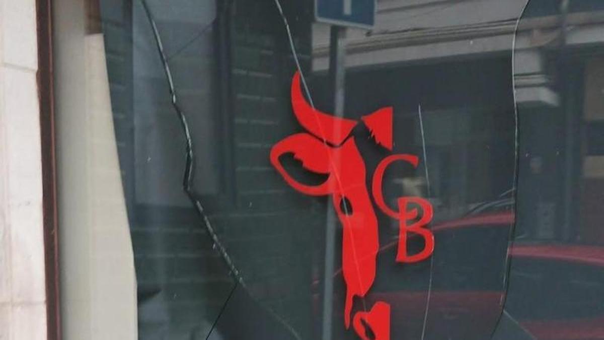 Noche de desenfreno en Gijón: revientan escaparates en Cimavilla y dejan todo "lleno meados y cagadas"