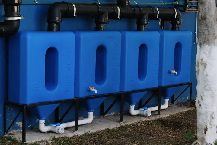 Quirino entrega rehabilitación de baños y captación pluvial a plantel educativo