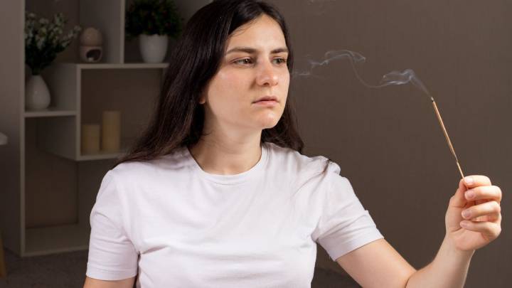 El significado de prender un incienso de canela para el dinero